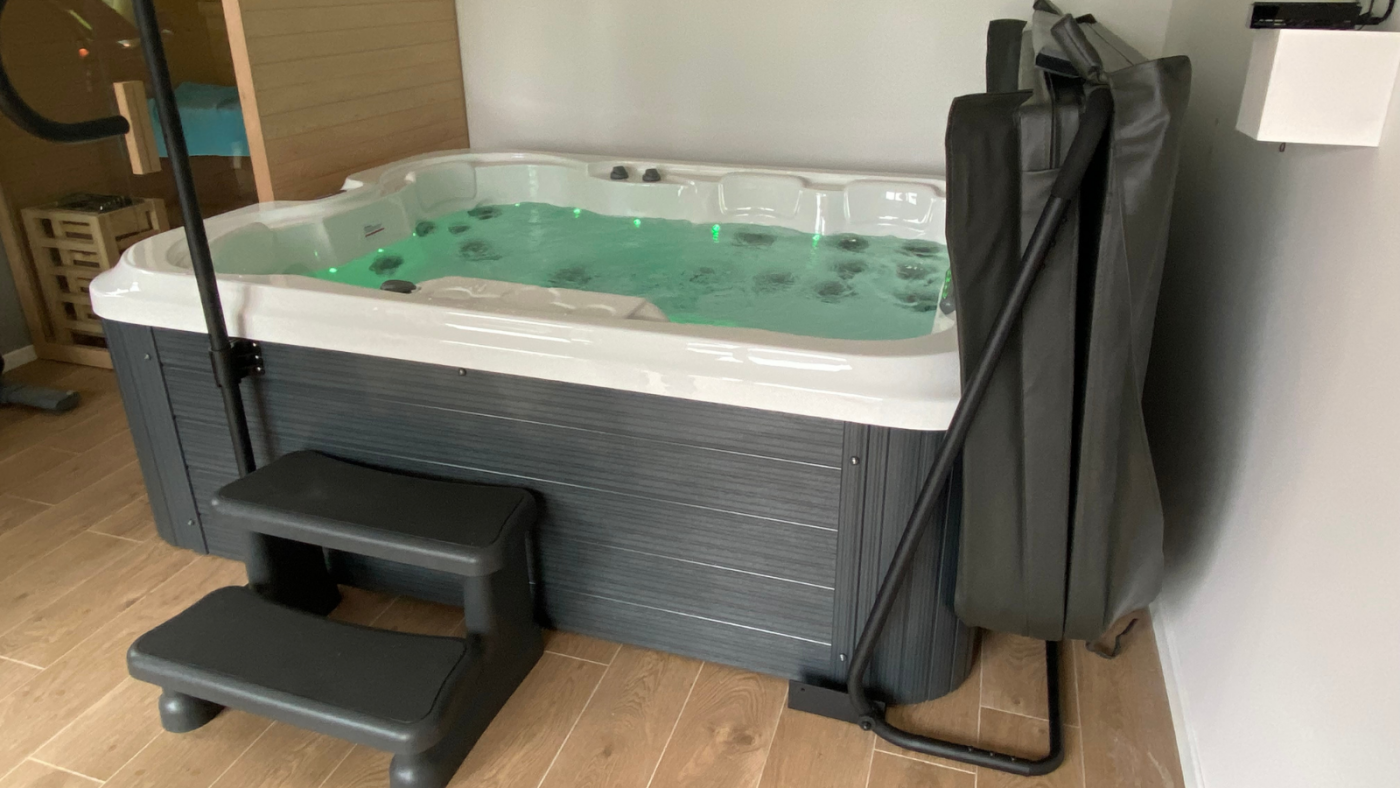 Indoor jacuzzi JJSPA.