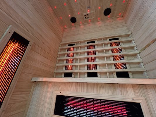 Infrardeča savna s halogenskimi grelci, ki omogoča infrardečo terapijo.