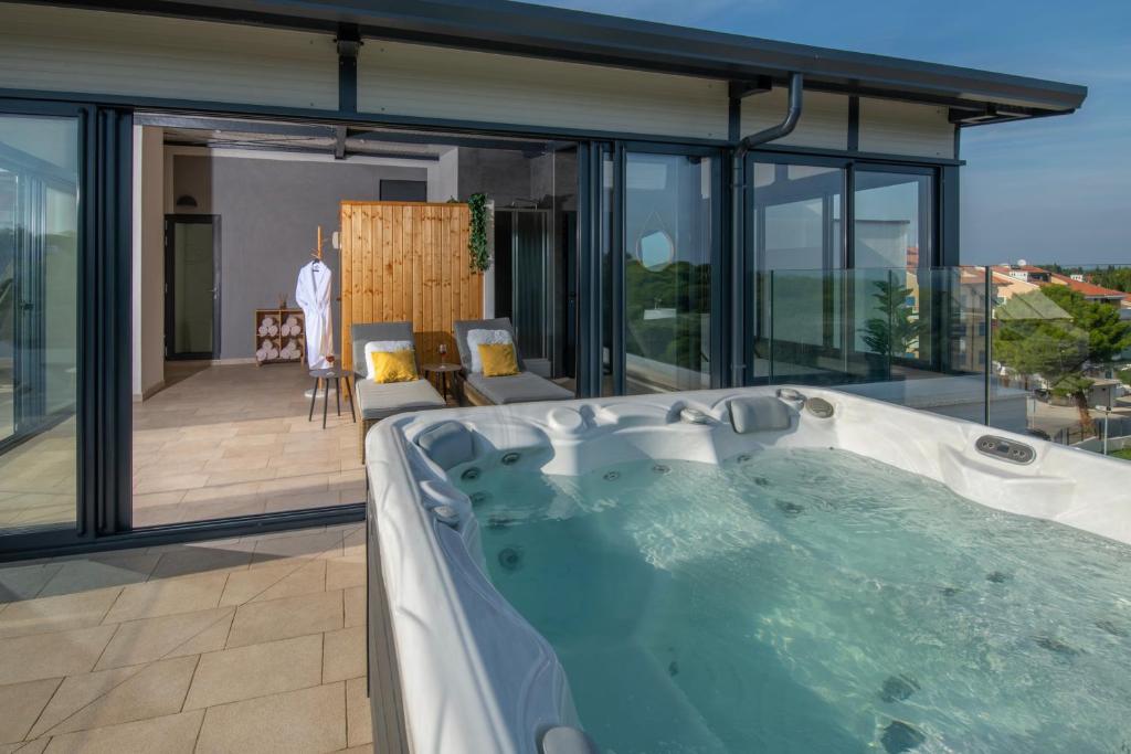 Jacuzzi na terasi pred apartmajem